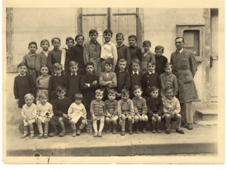 C29 - Ecole de Ménétrol juin 1947- Jeannot en haut à gauche, Claude 2ème rang 2ème